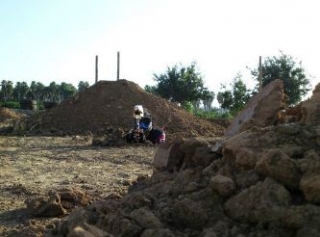 Juega al paintball en un escenario natural